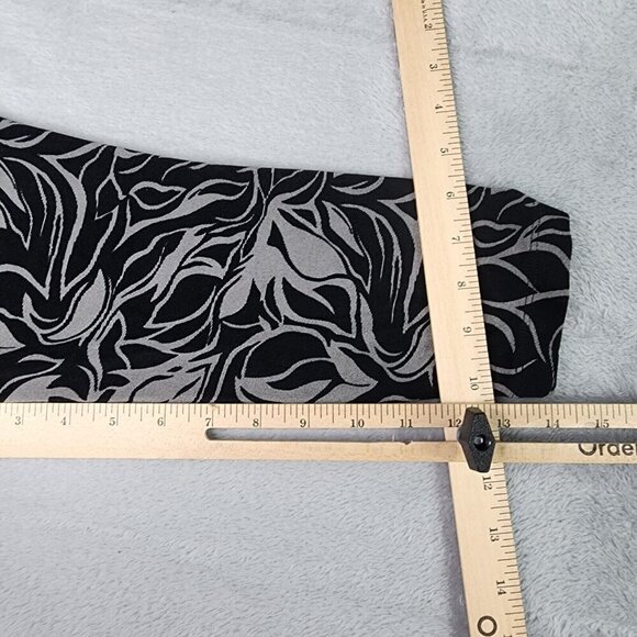 Chicos Travelers Knit Top Womens Size 2 Stretch 3/4 Sleeve Black Geometric VNeck - Picture 7 of 7